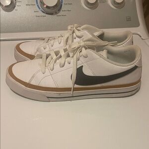 Nike White and Black Casual Sneakers
